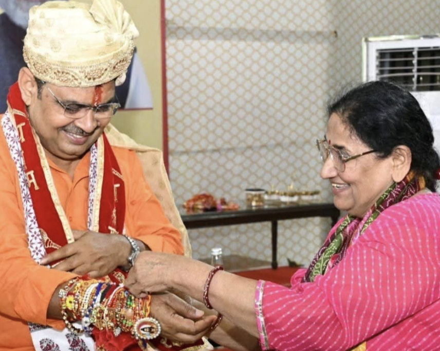 अरुणा गौड़ राजस्थान के माननीय मुख्यमंत्री श्री भजनलाल शर्मा जी को राखी बांधते हुए 